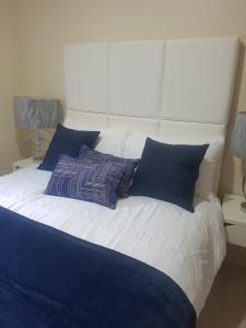 Postel nebo postele na pokoji v ubytování Dunoon Gourock Inverkip Apartment