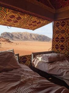 En eller flere senge i et værelse på Sunrise camp