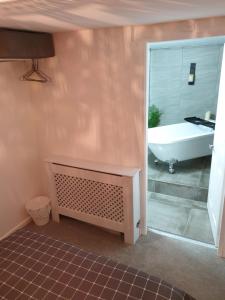 een badkamer met een bad, een wastafel en een bad bij Penbryn Holidays No 2 in Barmouth