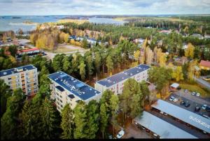 una vista aérea de un edificio con árboles y agua en Casa Merikotilo merellisessä Meriraumassa. en Rauma