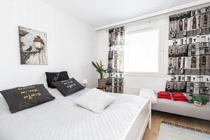 Ένα ή περισσότερα κρεβάτια σε δωμάτιο στο Casa Merikotilo merellisessä Meriraumassa.