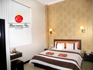 Letto o letti in una camera di Hotel Harmony In & Karaoke