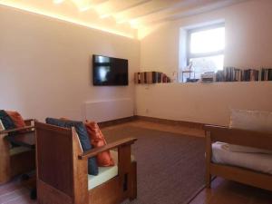 TV a/nebo společenská místnost v ubytování Romantic Stay in Grand Setting