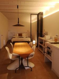 Kuchyň nebo kuchyňský kout v ubytování Romantic Stay in Grand Setting