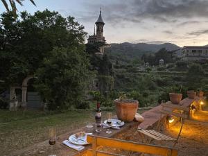 une table avec de la nourriture et un château en arrière-plan dans l'établissement Romantic Stay in Grand Setting, à Alella