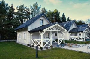 a white house with a gambrel roof at CICHAta Nad Zatoką in Kamień Pomorski