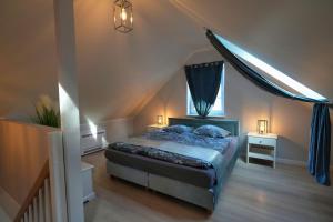 ein Schlafzimmer mit einem Bett und zwei Nachttischen in der Unterkunft CICHAta Nad Zatoką in Cammin in Pommern
