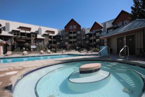 Πισίνα στο ή κοντά στο 1BR in Lake Placid Lodge, Steps to Creekside Gondola, Shared Pool and Hot Tub, Lounge Access