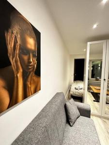uma sala de estar com uma foto de uma mulher na parede em Amazing cosy flat Lux Gare em Luxemburgo