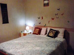 ein Schlafzimmer mit einem Bett mit zwei Kissen darauf in der Unterkunft La Dimora di Anna in Neapel