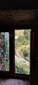 una ventana abierta con vistas a un camino de tierra en Casa do Carregal, en Braga