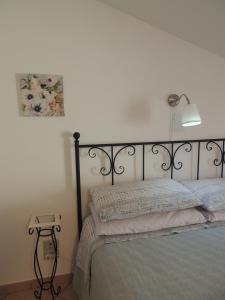 1 dormitorio con 1 cama con lámpara. en The Attic Home Vallo della Lucania, en Vallo della Lucania