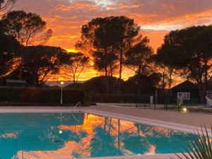 Bazén v ubytování Domaine Valescure vue Piscine ou Pinede - Wifi nebo v jeho okolí