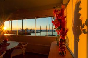 Habitación con ventana y vistas al océano. en MARBELLA BANUS SUITES - Marbella Beach Front Suite Apartment, en Marbella