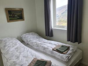 Postel nebo postele na pokoji v ubytování Molden 2-fjellutsikt og jacuzzi tilgang.
