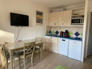 Kuchyň nebo kuchyňský kout v ubytování Domaine Valescure vue Piscine ou Pinede - Wifi