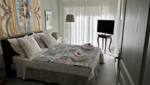 a bedroom with a bed with towels on it at AU COEUR DES LICES *** CENTRE HISTORIQUE AVIGNON in Avignon +54 photos