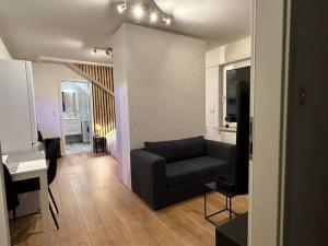 ein Wohnzimmer mit einem Sofa und einem Tisch in der Unterkunft Amazing Hyper Central Flat- Esch in Esch-sur-Alzette