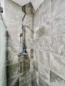 y baño con ducha con cabezal de ducha. en Dunamis Staycation 1 en Croydon