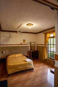 En eller flere senger på et rom på Hotel & Suites Posada Molina