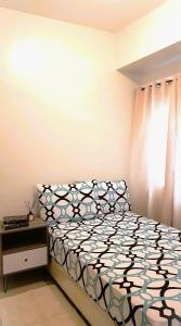 Un pat sau paturi într-o cameră la Maki House Condo