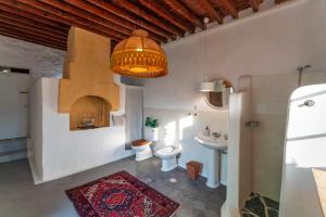 A bathroom at Casa Angelina Lindian House with large garden