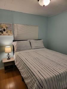 sypialnia z dużym łóżkiem z niebieską ścianą w obiekcie Sun Angel House #2 Pahrump w mieście Pahrump