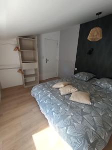 Posteľ alebo postele v izbe v ubytovaní Gîte Ambroise (proche Puy du fou)