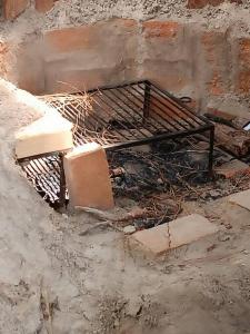 una pila de escombros con un banco en un edificio en Cabaña en el bosque de punta del diablo, en Punta del Diablo