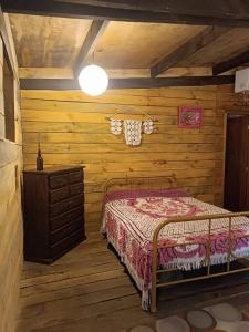 Posteľ alebo postele v izbe v ubytovaní Cabaña en el bosque de punta del diablo