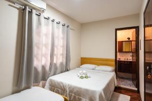 um quarto com 2 camas e uma janela em Hostel B2B SP em São Paulo