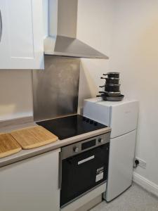 una cucina con piano cottura forno superiore accanto a un frigorifero di Family Home a Liverpool