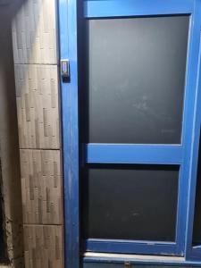 una porta blu con una finestra sul lato di Family Home a Liverpool