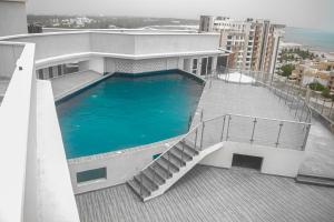 ein Schwimmbad auf dem Dach eines Gebäudes in der Unterkunft The Zanakri homes Oceanfront in Mombasa
