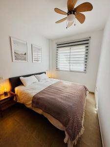 a bedroom with a bed and a ceiling fan at Apartamento con Piscina y Jardín Espectacular Cala Sirenas - Nuevo in Miami Platja +15 photos