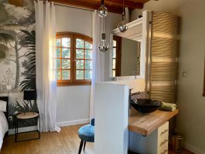 Η κουζίνα ή μικρή κουζίνα στο Les jardins de Gaston +44 φωτογραφίες
