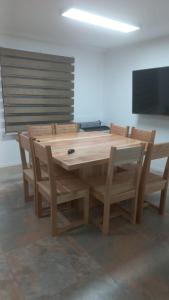 ウシュアイアにあるUSHUAIA FOR´NSの木製テーブルと椅子