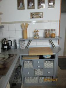 a kitchen with a counter top with a counter top at Zentrale-ruhige Ferienwohnung in Reichenbach im Vogtland