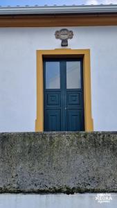 una puerta en el lateral de un edificio en Casa da Gente, en Biscoitos