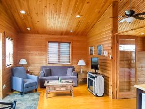 ein Wohnzimmer mit Sofa und Fernseher in der Unterkunft Hillside Cottages in Bay Roberts