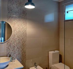 La salle de bains est pourvue de toilettes, d'un lavabo et d'un miroir. dans l'établissement Eira da Fraga, à Vila Nova de Foz Coa