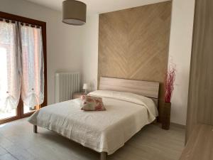 um quarto com uma cama com uma almofada em Villa Martina em Pietracuta