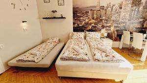 2 łóżka w pokoju z widokiem na miasto w obiekcie Parliament View Apartment w Budapeszcie