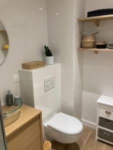 Kúpeľňa v ubytovaní T2 Super Cosy à la cîme des pins proche av de Gaulle avec place de parking