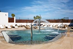 A piscina localizada em Grand Palladium White Island Resort & Spa - All Inclusive ou nos arredores