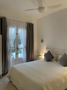Postel nebo postele na pokoji v ubytování Home Away From Home Marbella