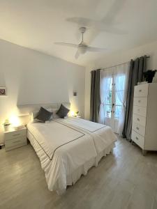 Postel nebo postele na pokoji v ubytování Home Away From Home Marbella