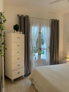 Postel nebo postele na pokoji v ubytování Home Away From Home Marbella