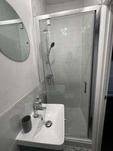 a bathroom with a shower and a sink and a mirror at Stylish Town House - Modern double room - 4 in Parkside