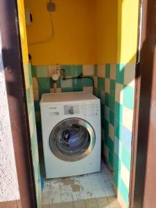 a washer and dryer in a small bathroom at Ferienwohnung Belvie in Butzbach